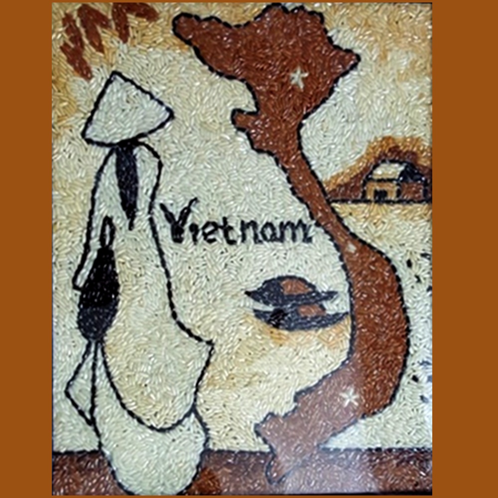 Cô gái và Bản đồ VN 1 Cô gái và Bản đồ VN 1